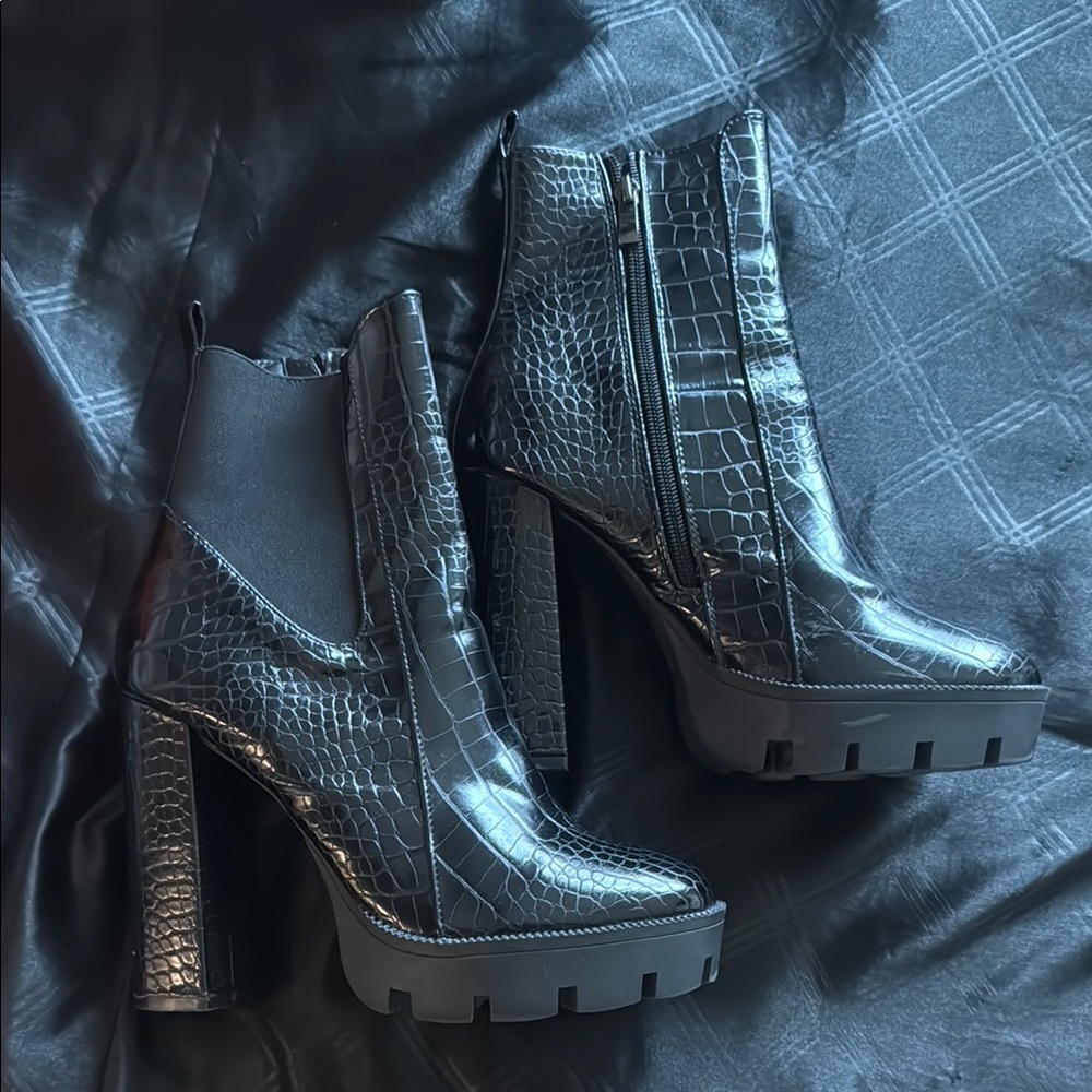 Black Crocodile-Embossed Women's Ankle Boots